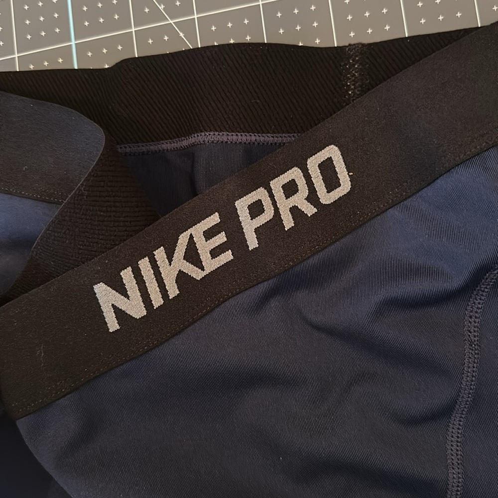 Nike pro women’s size large navy shorts - Picture 3 of 8